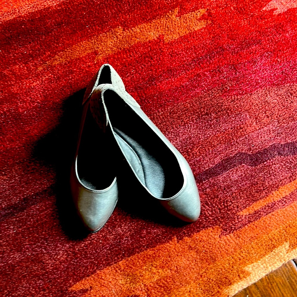 Sonoma soft walk.  Silver 8.5 dress flats.  Brand new.